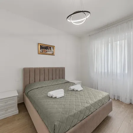 Luxury Lakefront * 데센자노델가르다