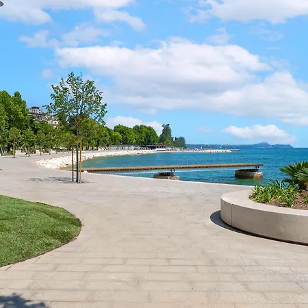 Luxury Lakefront 데센자노델가르다