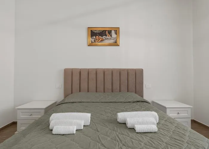 Luxury Lakefront Apartament *